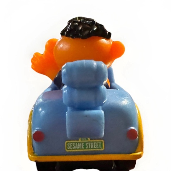 RARE Hasbro 2013 Sesame Street Workshop Ernie Car Tow Truck Elmo & Friends Toy - Picture 5 of 5